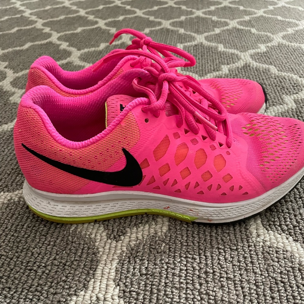 Hot pink Nike sneakers. Zoom Pegasus 31